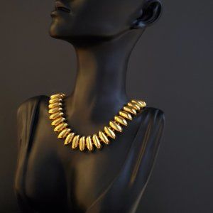 Gold tone necklace. So shiny and classic.